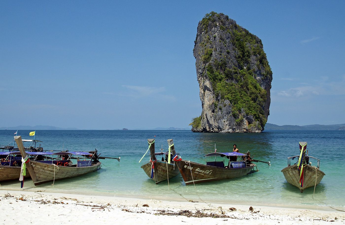 The beach on Koh Poda with limestone cliffs behind